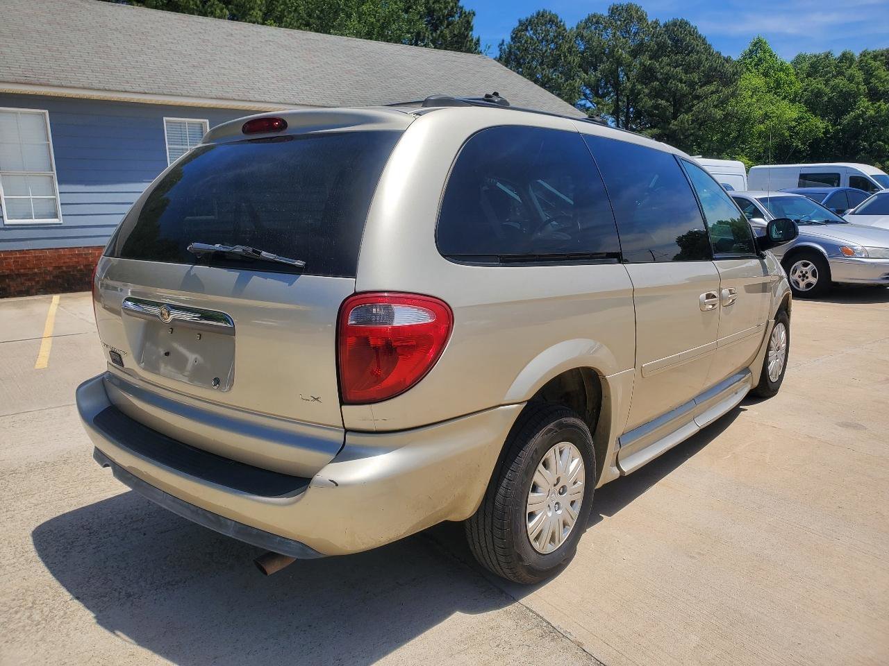 Used 2005 Chrysler Town & Country LX w/ Popular Equipment Group II FWD image 11