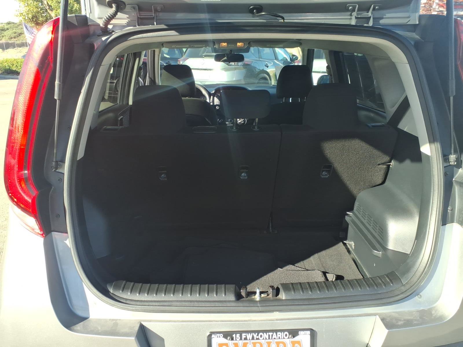 Used 2022 Kia Soul LX image 8