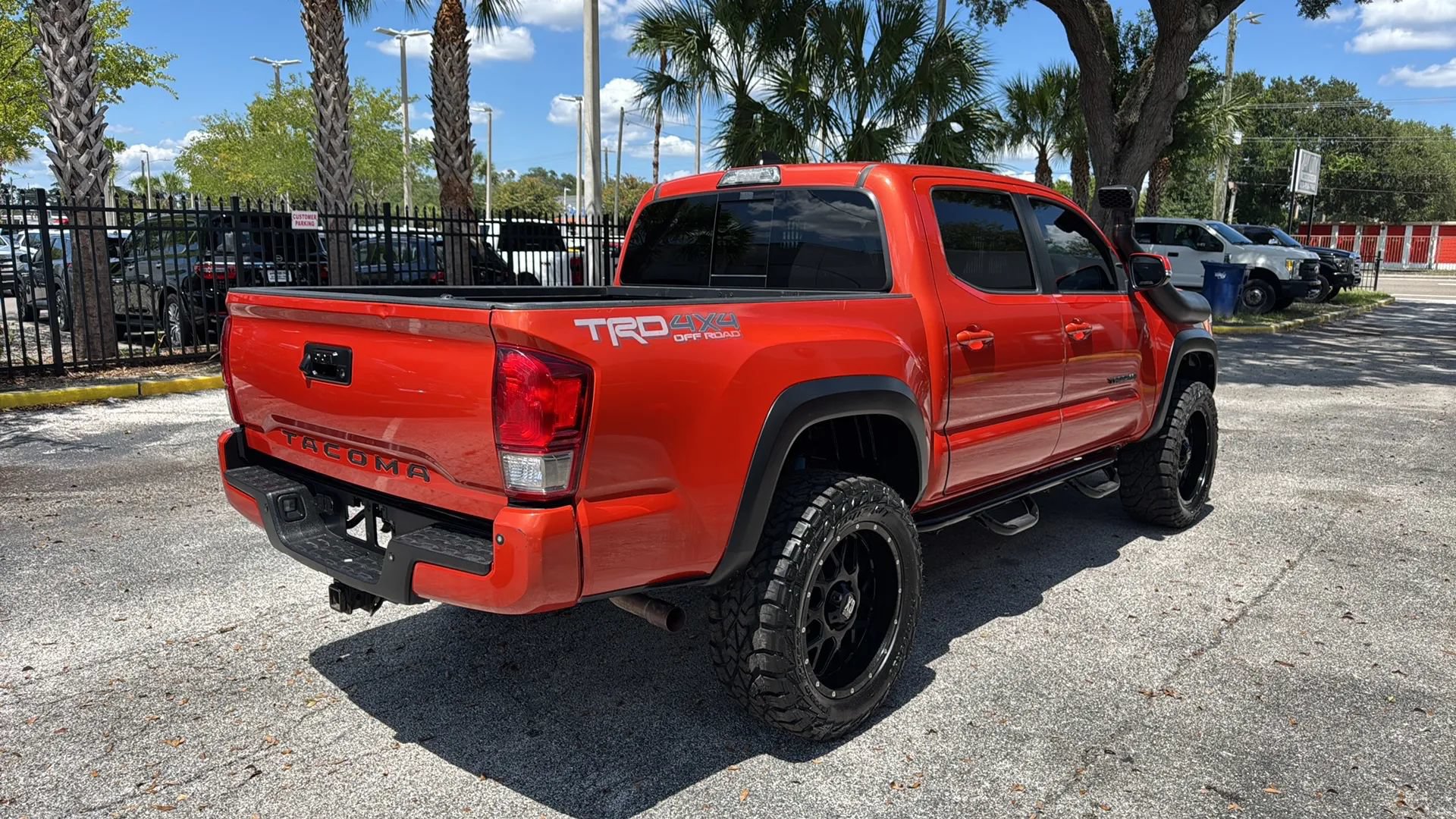 Used 2017 Toyota Tacoma TRD Off-Road w/ Premium & Technology Package AWD/4WD image 5