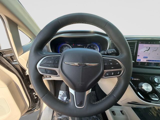 Used 2024 Chrysler Pacifica Touring-L FWD image 31