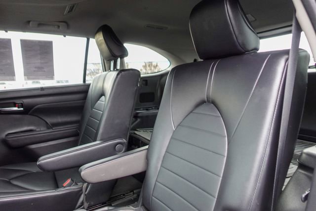 Certified 2023 Toyota Highlander XLE image 28