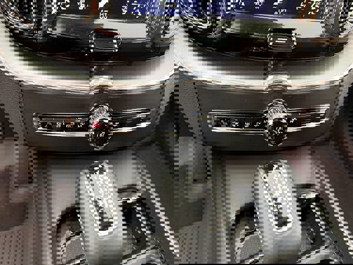 Used 2018 Volvo XC60 T5 Momentum w/ Convenience Package image 30