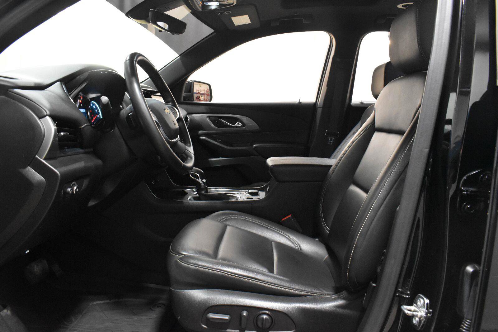 Used 2023 Chevrolet Traverse LT w/ LT Premium Package AWD/4WD image 3