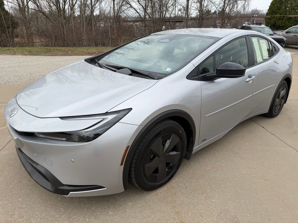 Used 2024 Toyota Prius LE image 1