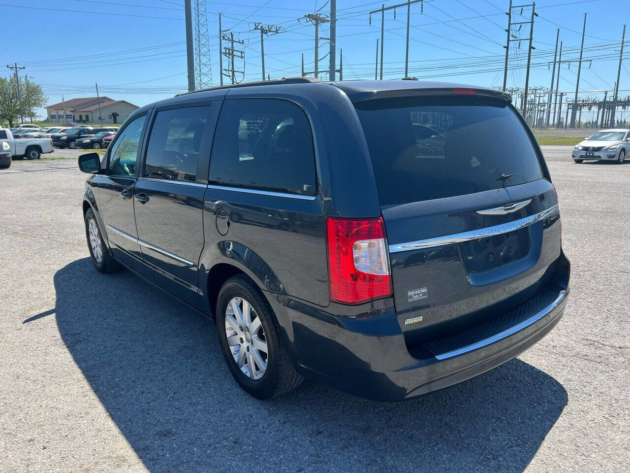 Used 2014 Chrysler Town & Country Touring FWD image 7