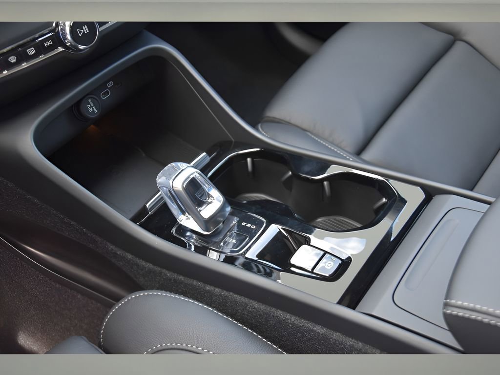 Certified 2025 Volvo XC40 B5 Ultra w/ Protection Package Premier image 36