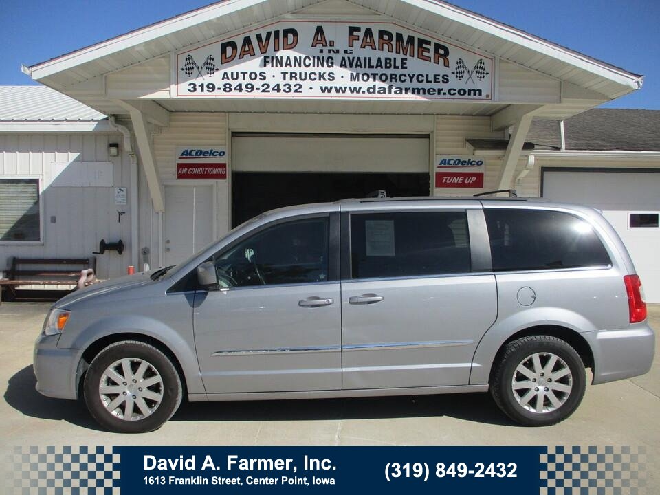 Used 2015 Chrysler Town & Country Touring FWD image 1