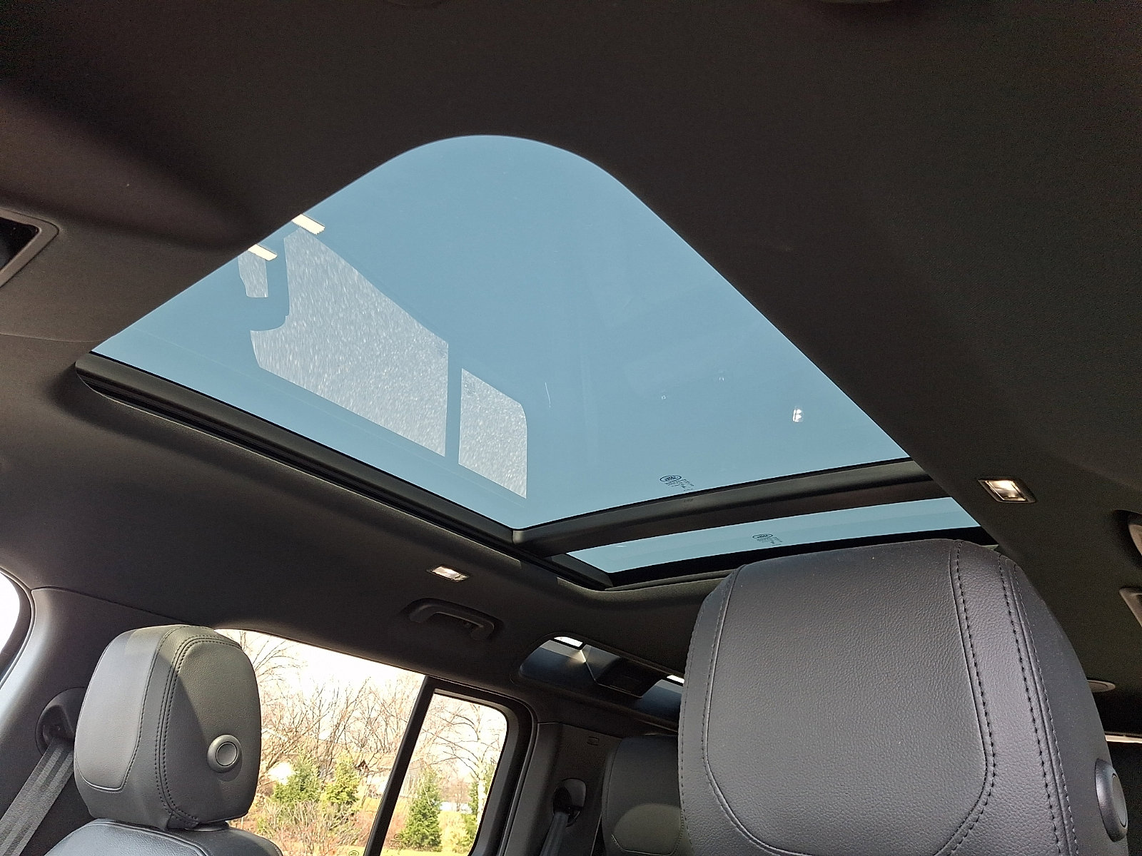 Used 2023 Land Rover Defender 110 SE image 14