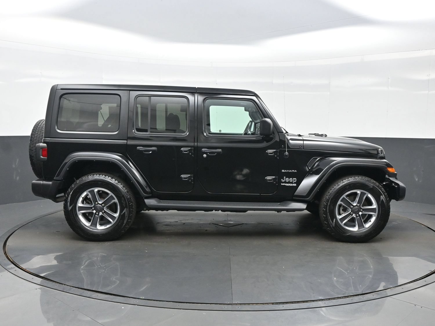 Used 2021 Jeep Wrangler Unlimited Sahara w/ Cold Weather Group AWD/4WD image 10