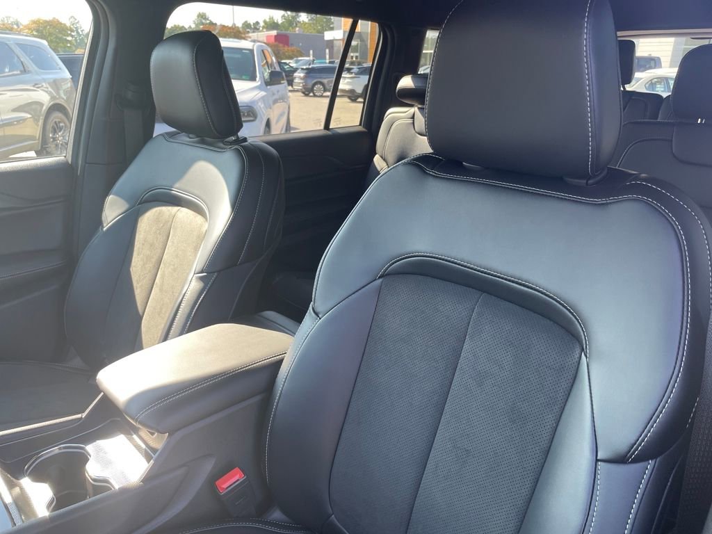 New 2025 Jeep Grand Cherokee L Laredo image 9