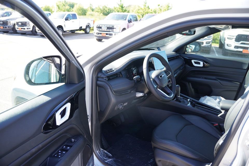 New 2025 Jeep Compass Latitude w/ Sun & Sound Group image 10