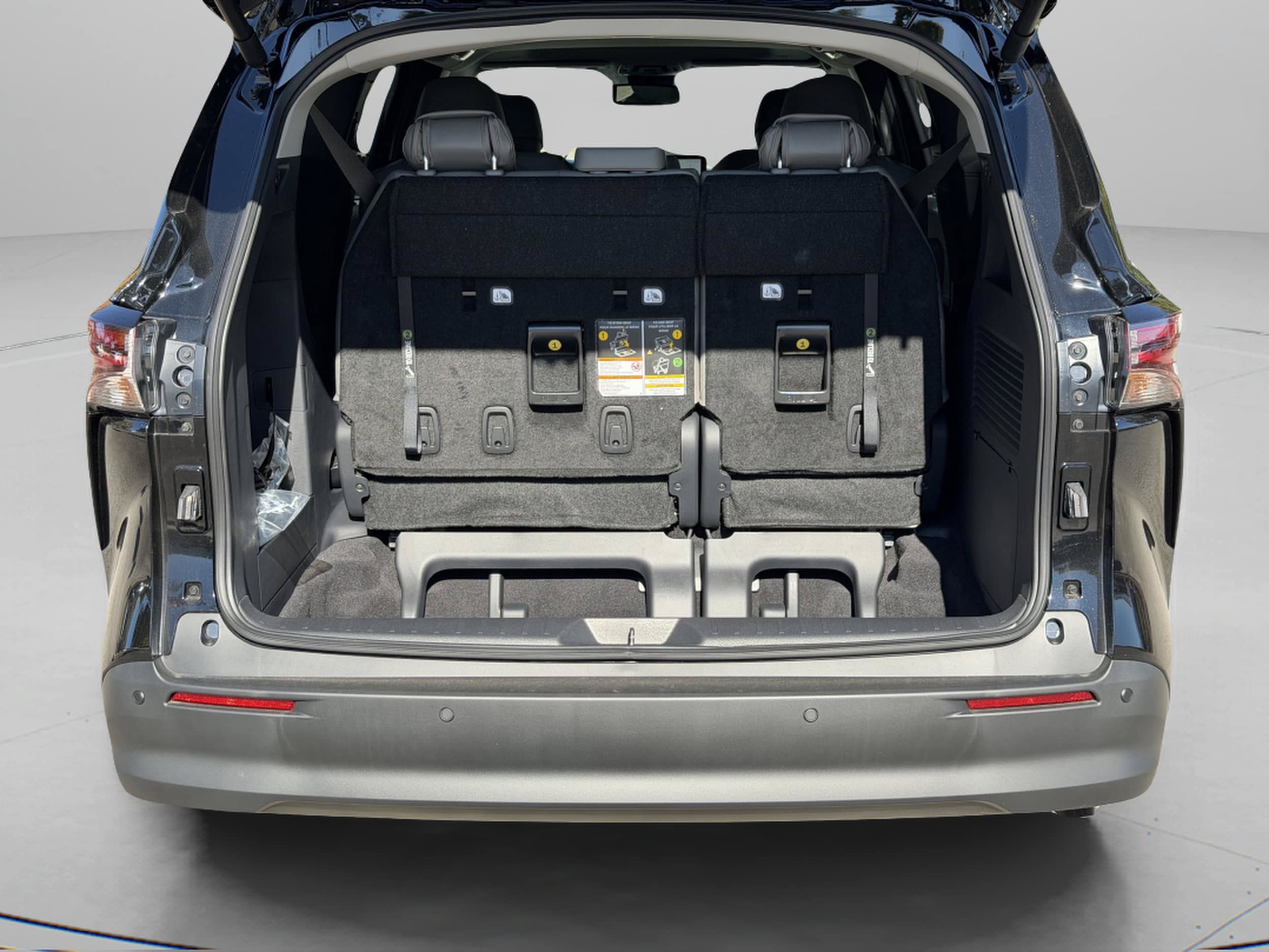 Certified 2025 Toyota Sienna XLE FWD image 30