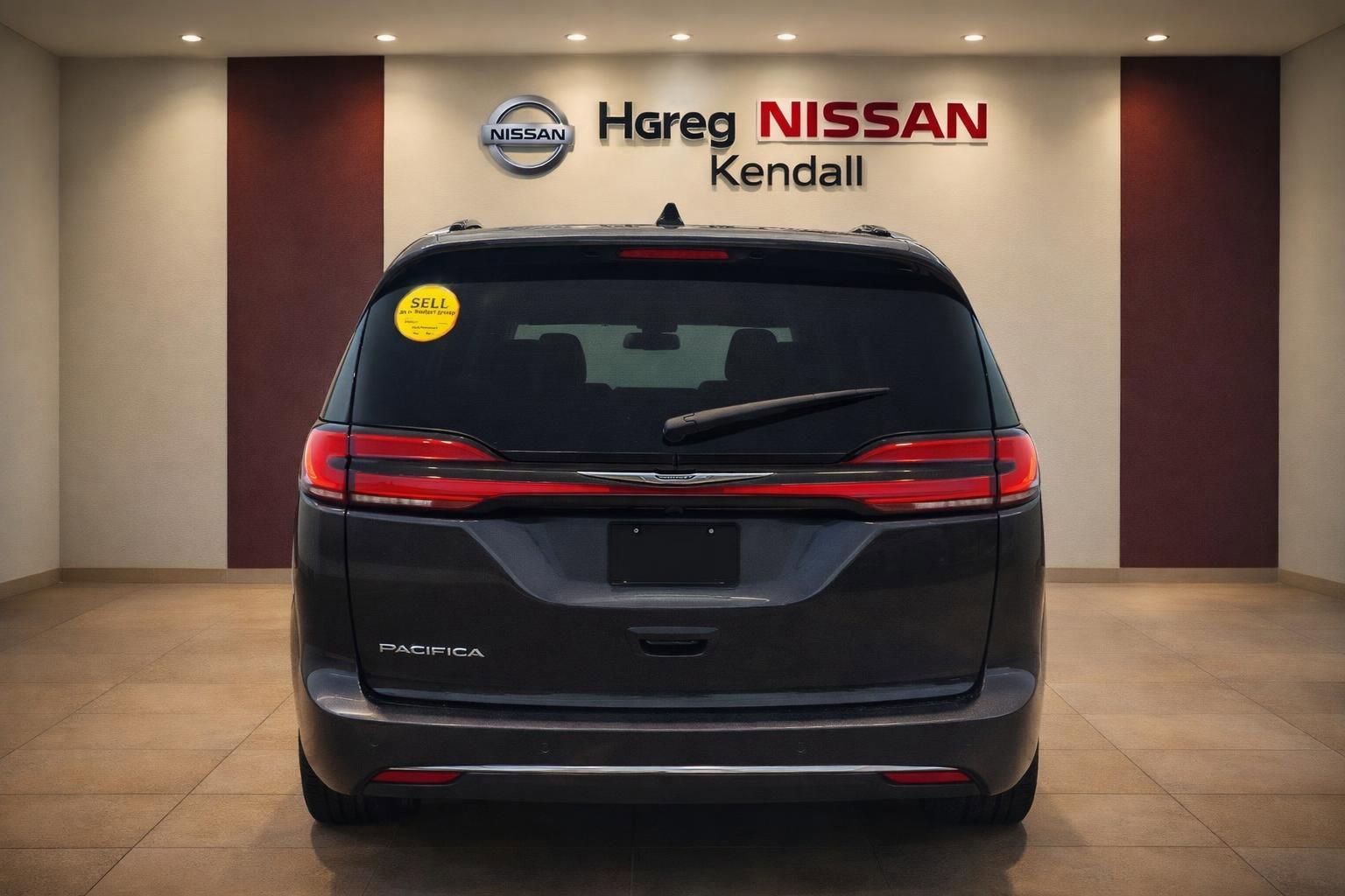 Used 2023 Chrysler Pacifica Touring-L FWD image 2
