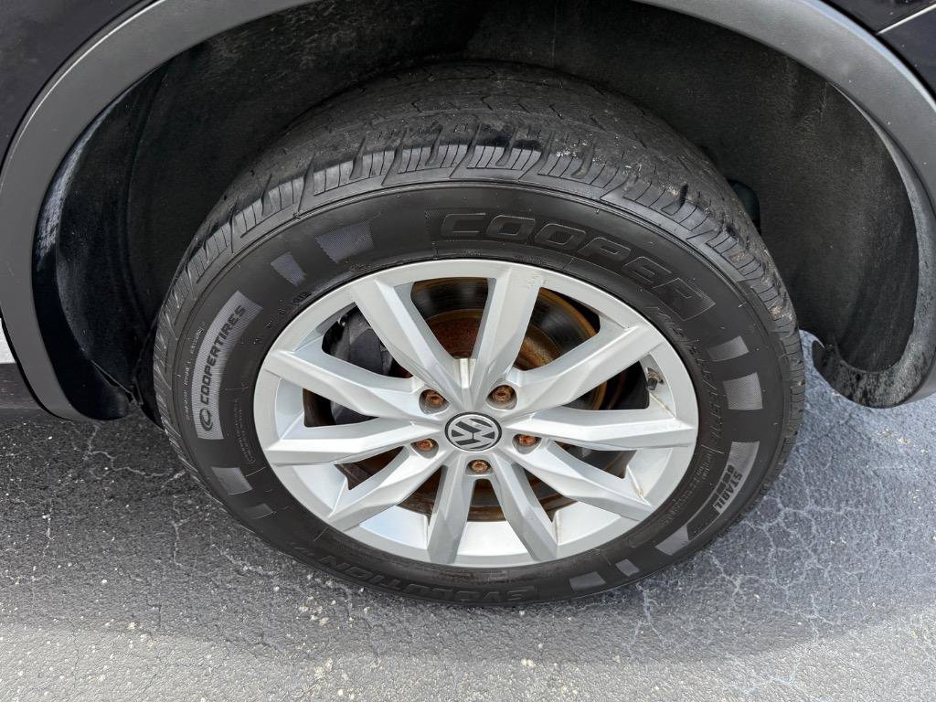Used 2015 Volkswagen Touareg Sport image 22