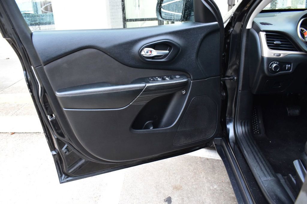 Used 2016 Jeep Cherokee Sport image 36