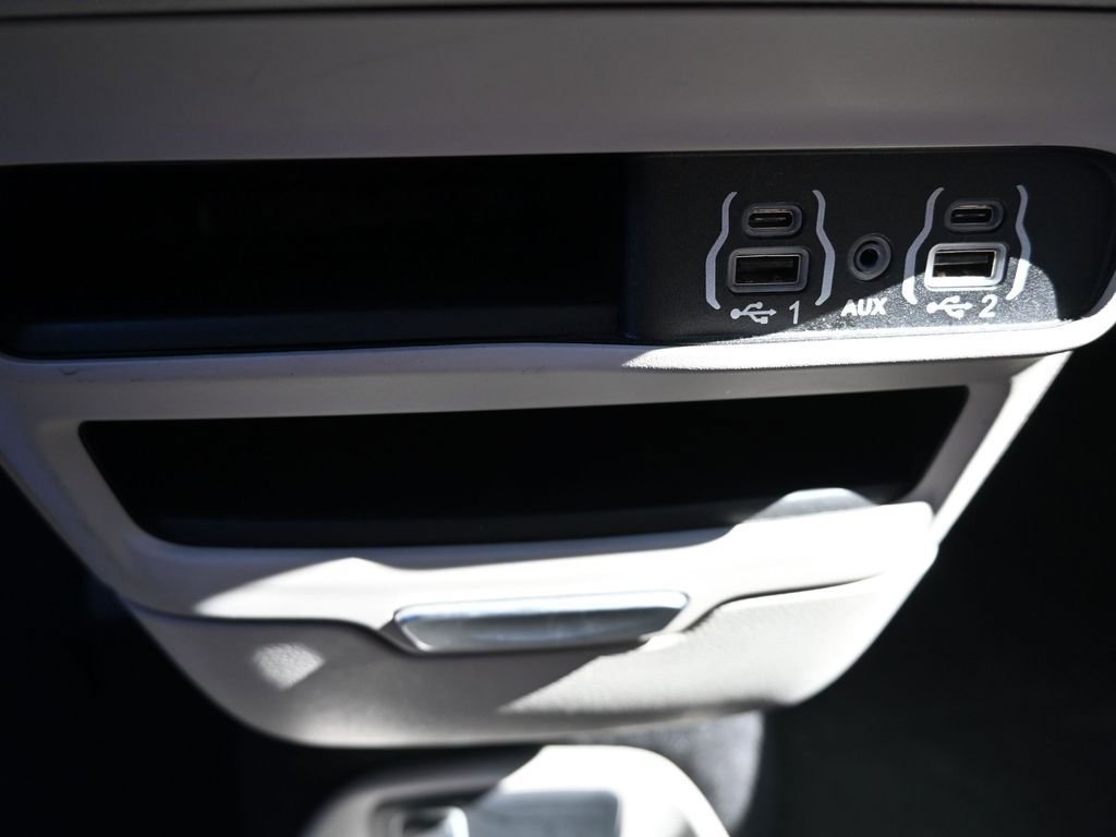 Used 2023 Chrysler Voyager LX image 22