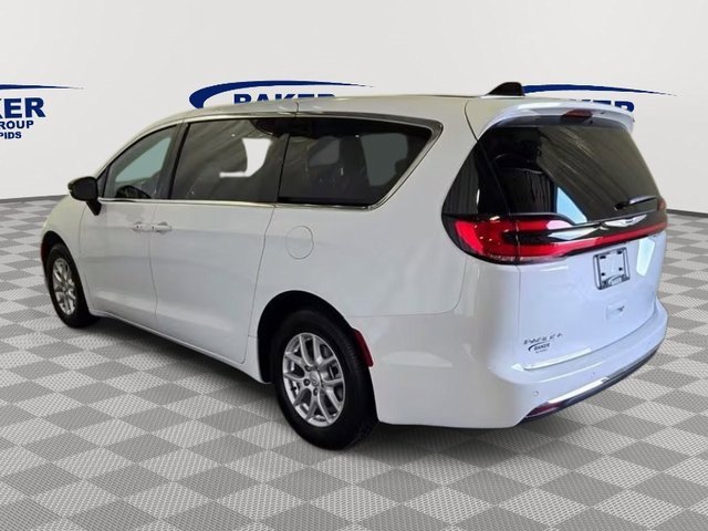New 2025 Chrysler Pacifica Select image 3