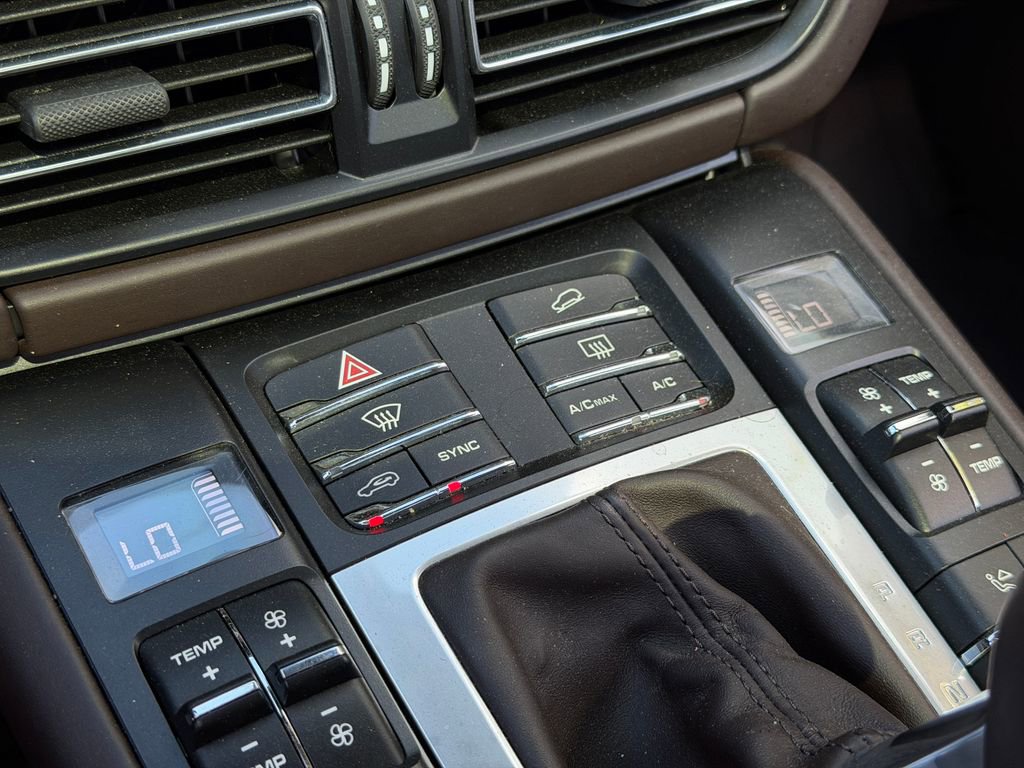 Used 2020 Porsche Macan Turbo AWD/4WD image 27