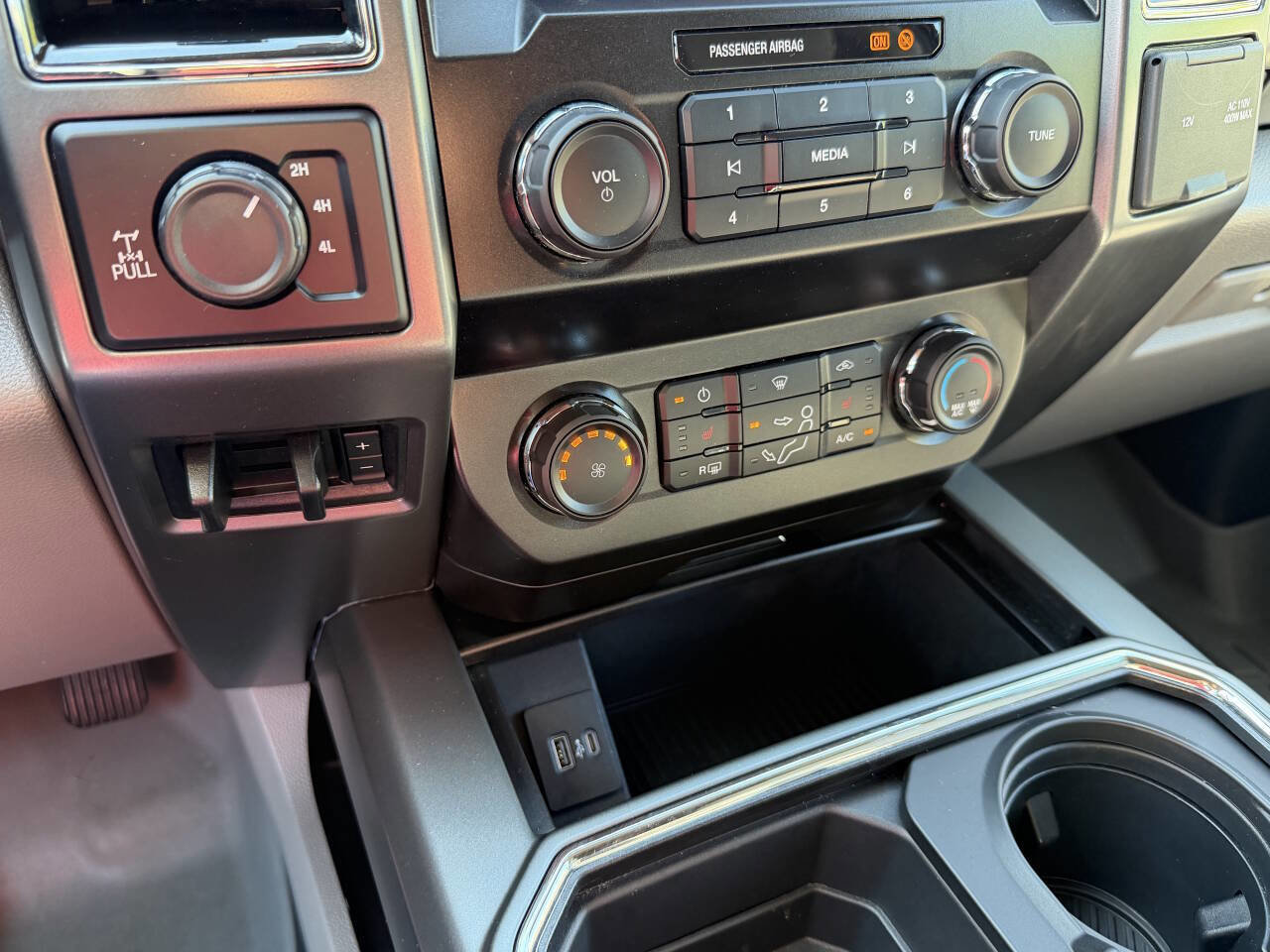 Used 2022 Ford F250 XLT w/ XLT Premium Package AWD/4WD image 32