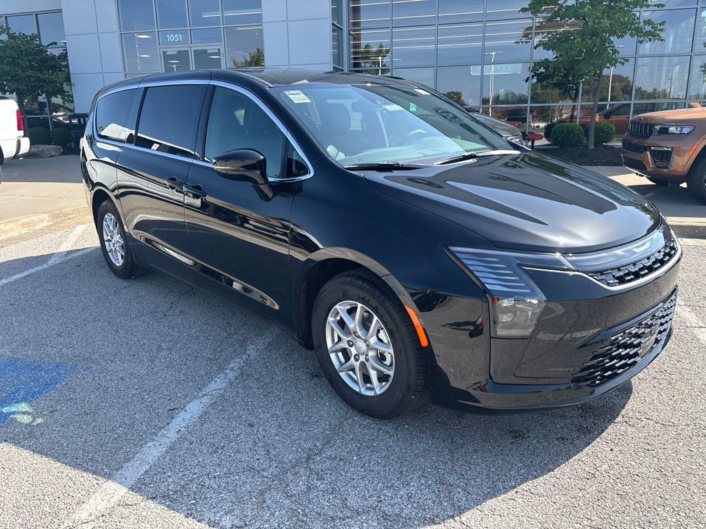 New 2027 Chrysler Pacifica Select FWD image 6