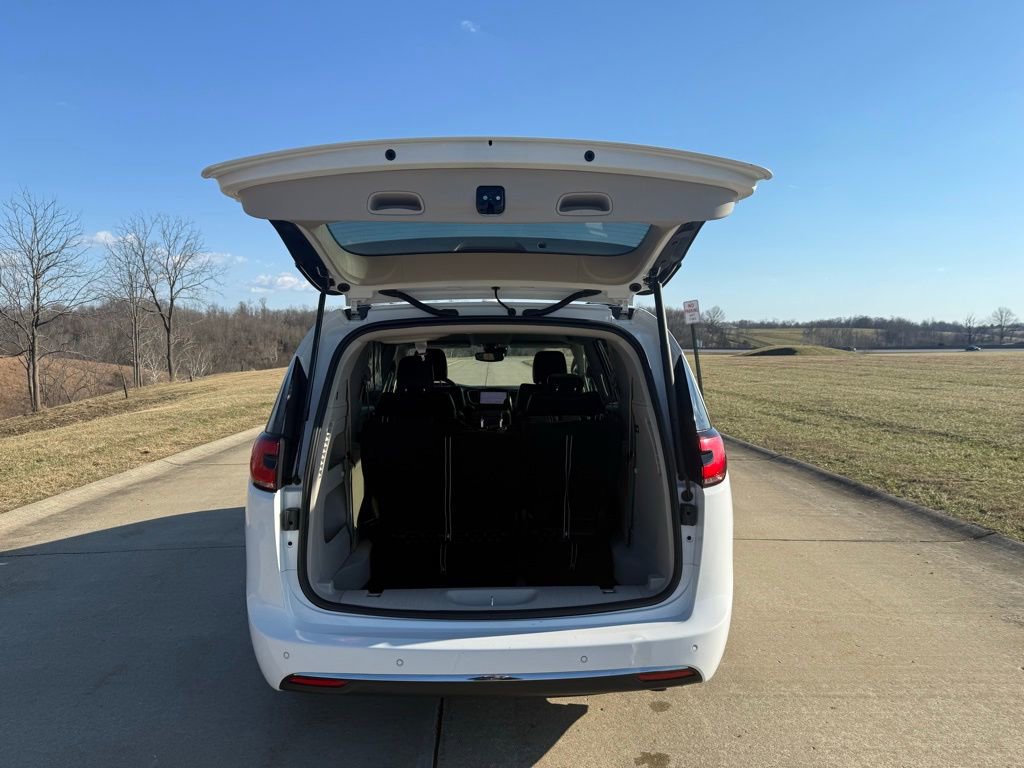 Used 2022 Chrysler Pacifica Touring-L image 4