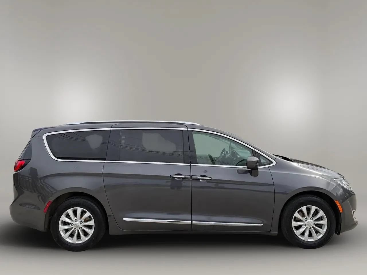 Used 2019 Chrysler Pacifica Touring-L FWD image 8