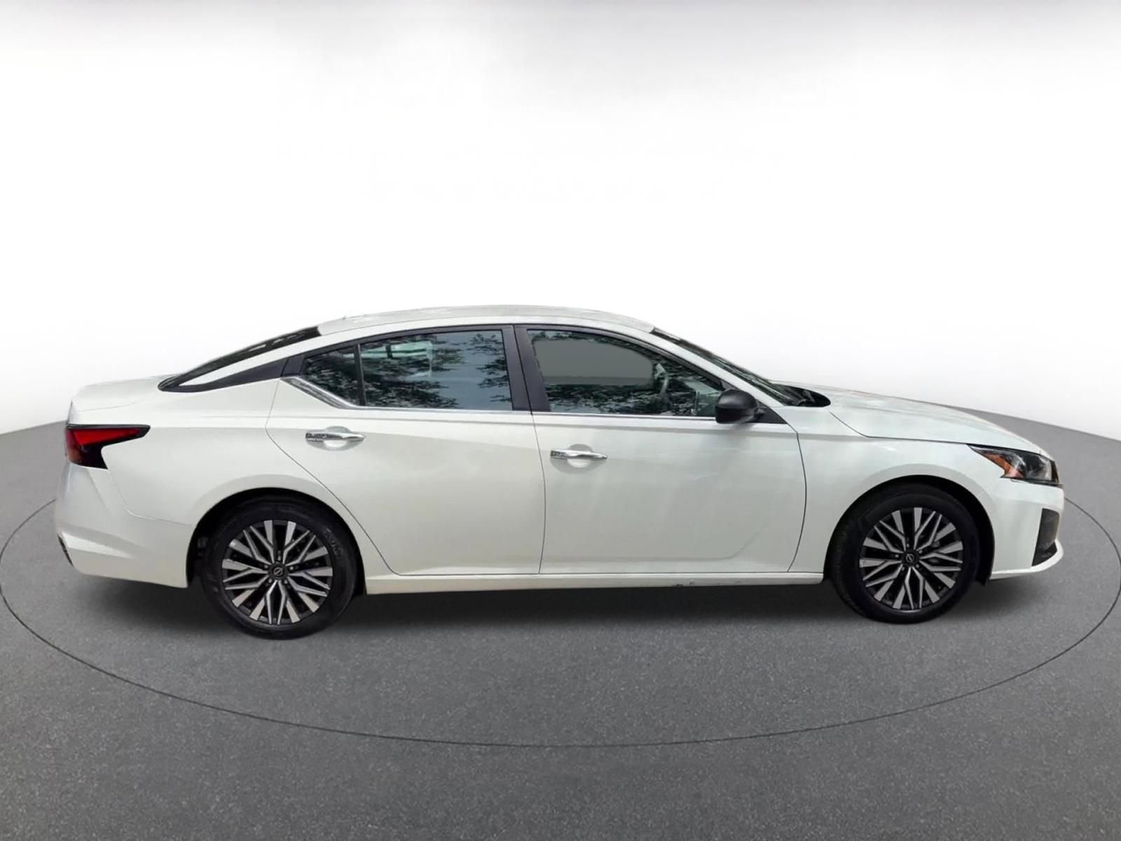 Used 2025 Nissan Altima 2.5 SV FWD image 16
