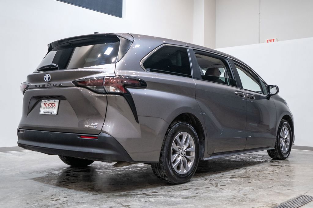 Used 2024 Toyota Sienna LE image 7