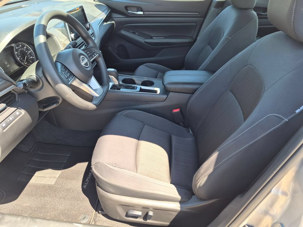 Used 2025 Nissan Altima 2.5 SV FWD image 13