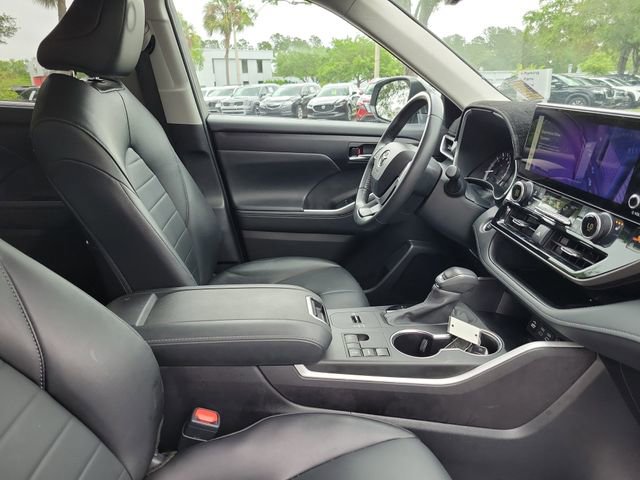 Used 2024 Toyota Highlander XLE FWD image 35
