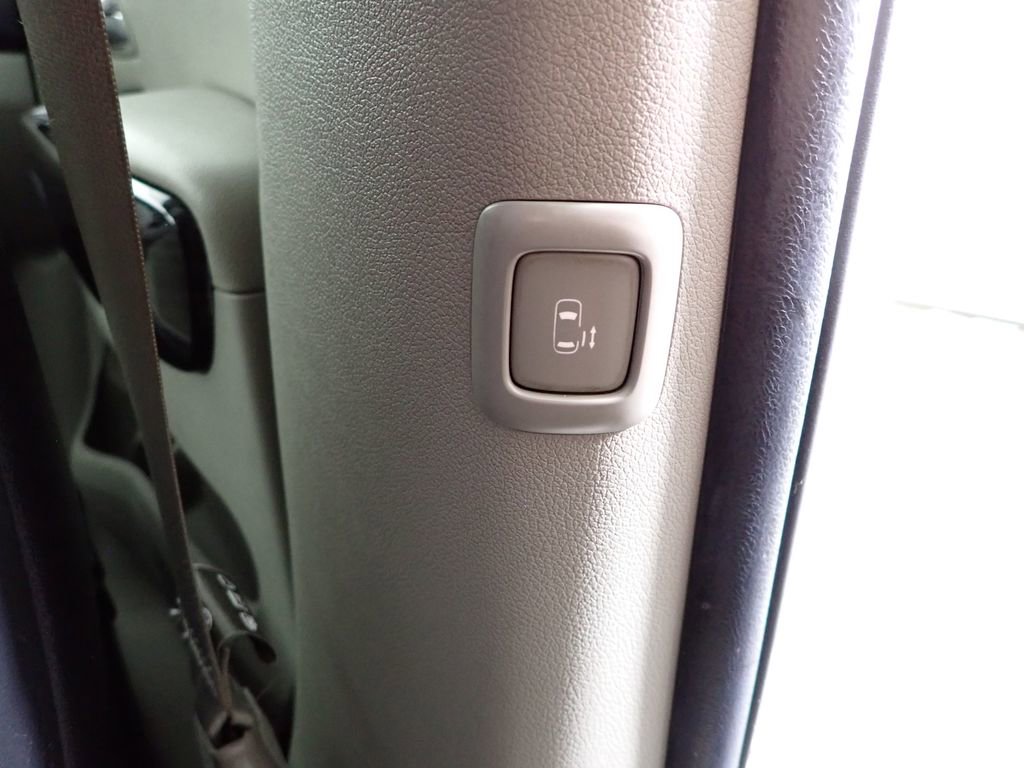 Used 2021 Kia Sedona SX FWD image 40