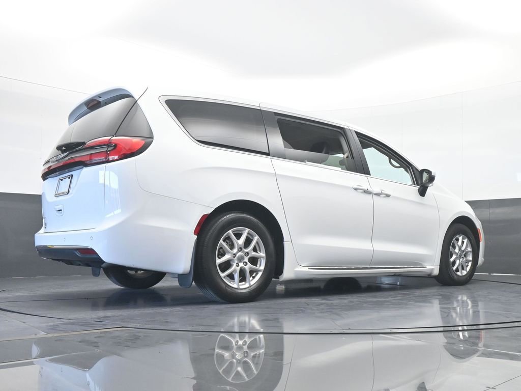 Used 2023 Chrysler Pacifica Touring-L image 62