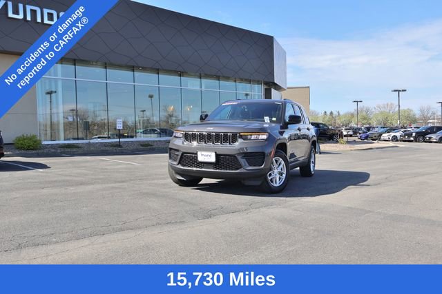 Used 2025 Jeep Grand Cherokee Laredo w/ Luxury Tech Group I AWD/4WD image 2