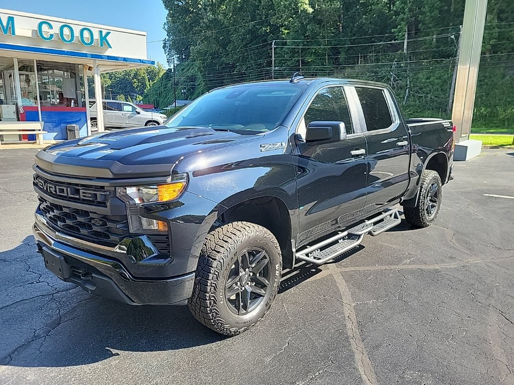 Used 2025 Chevrolet Silverado 1500 Custom Trail Boss w/ Midnight Edition AWD/4WD image 2