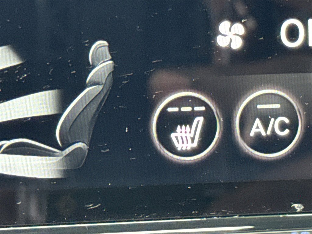 Used 2025 Genesis G70 2.5T image 33