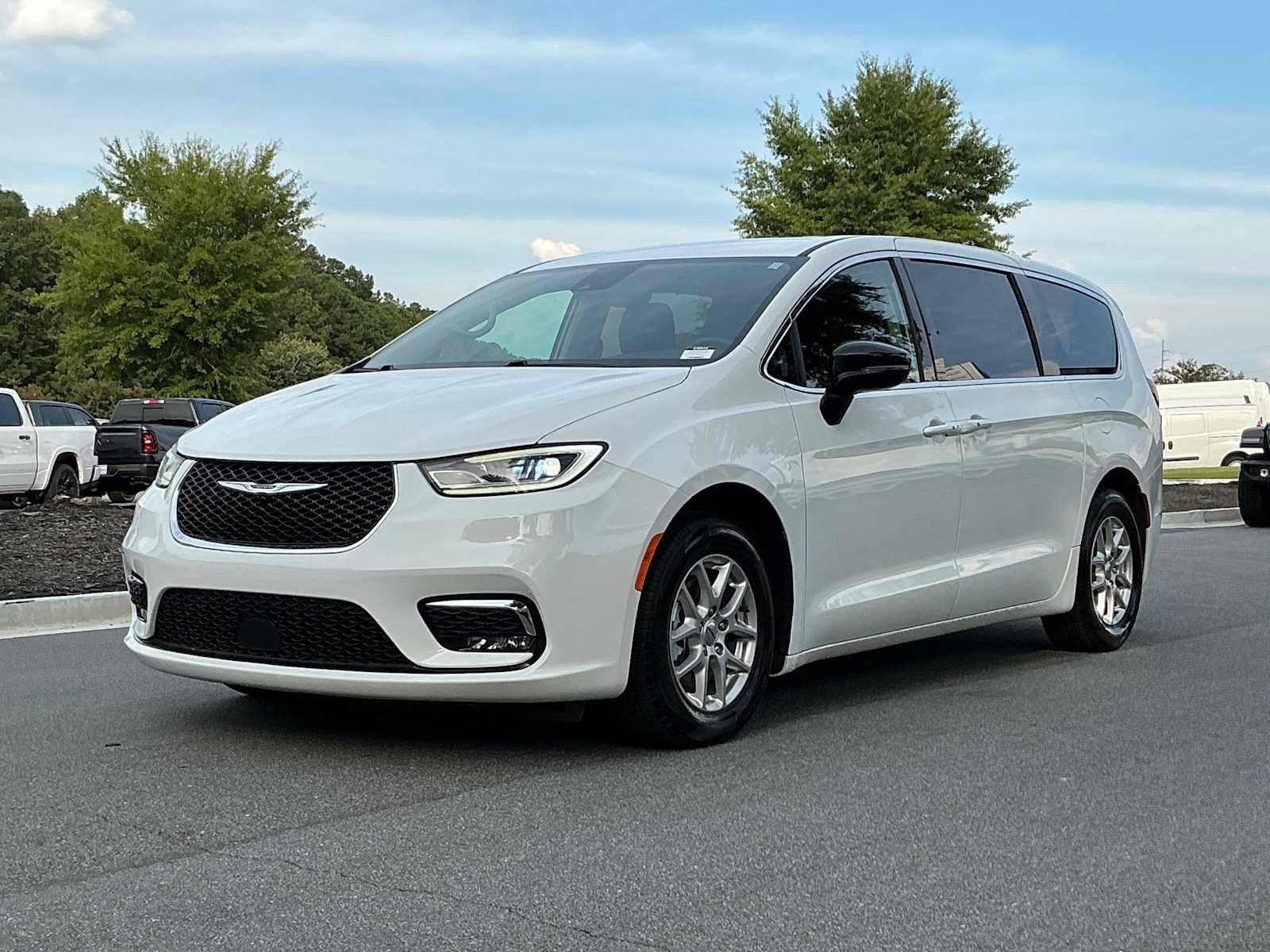 Used 2024 Chrysler Pacifica Touring-L