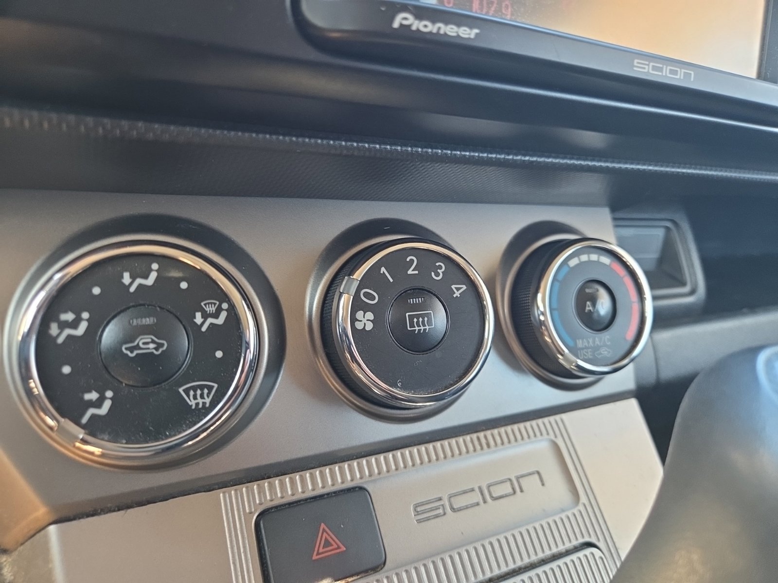 Used 2015 Scion xB FWD image 18