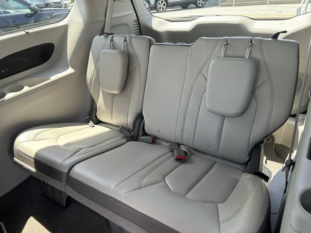 Used 2017 Chrysler Pacifica Touring-L Plus FWD image 28
