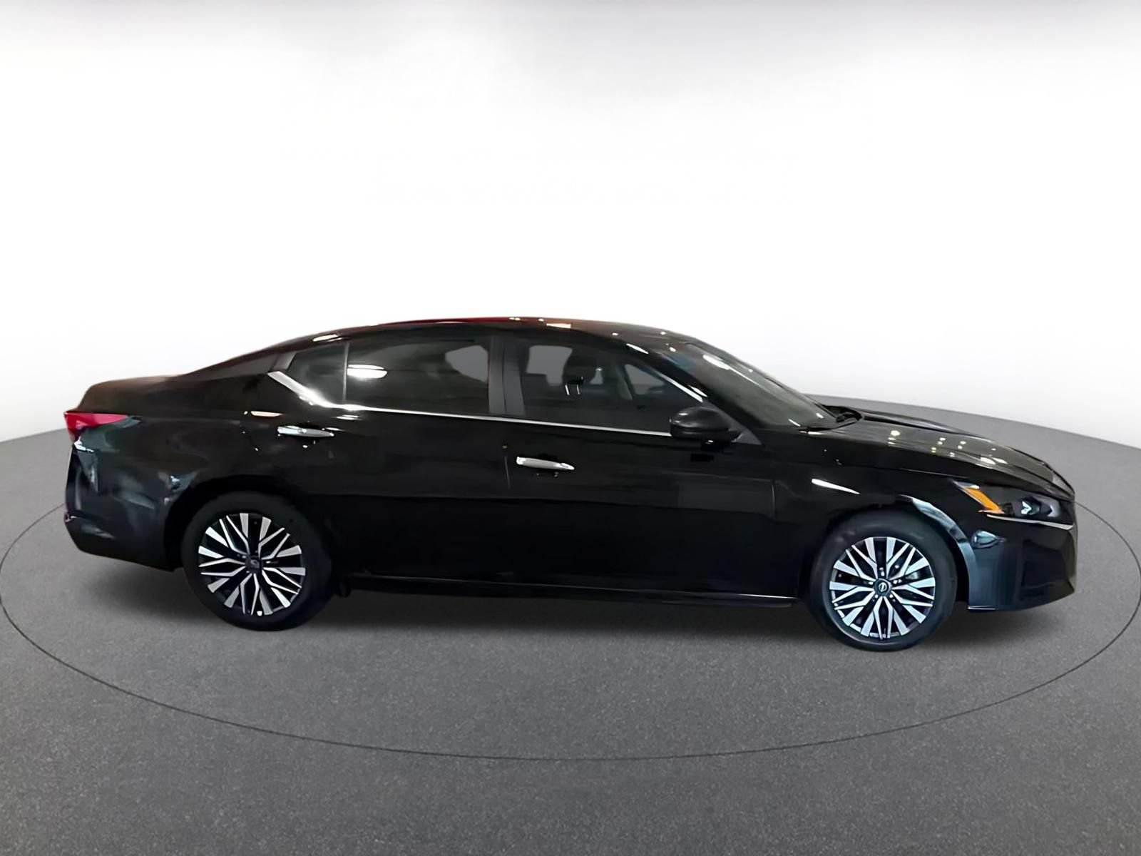Used 2025 Nissan Altima 2.5 SV FWD image 10