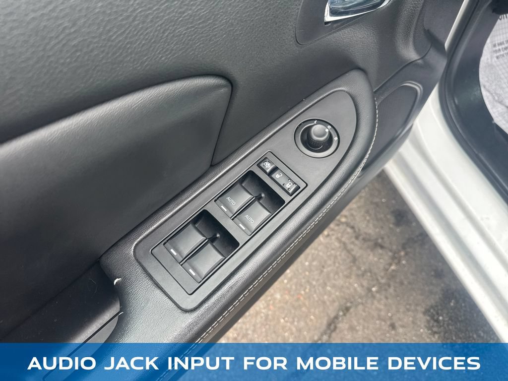 Used 2011 Chrysler 200 Limited FWD image 11