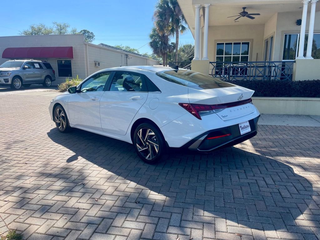 Used 2024 Hyundai Elantra SEL w/ Convenience Package image 3