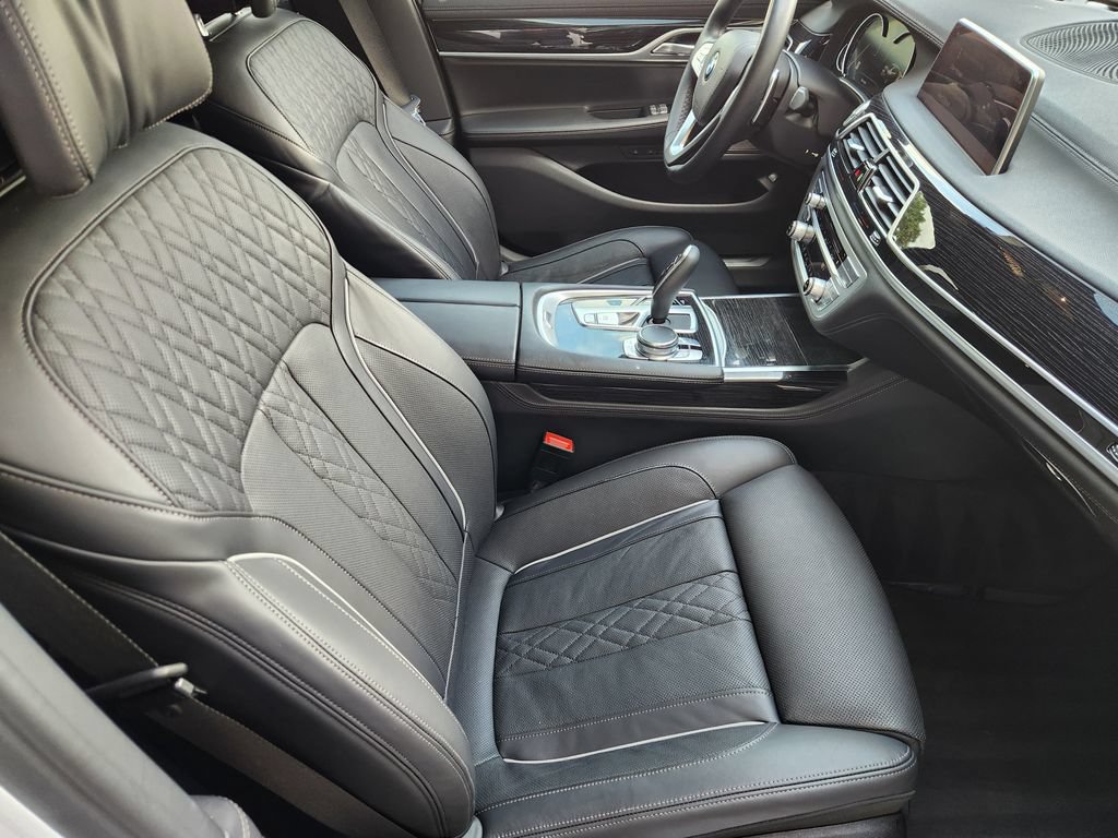 Used 2019 BMW 750i w/ M Sport Package RWD image 14