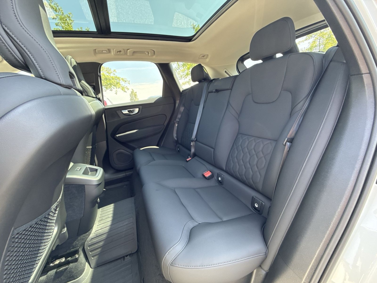 New 2026 Volvo XC60 B5 Plus w/ Protection Package Premier AWD/4WD image 33
