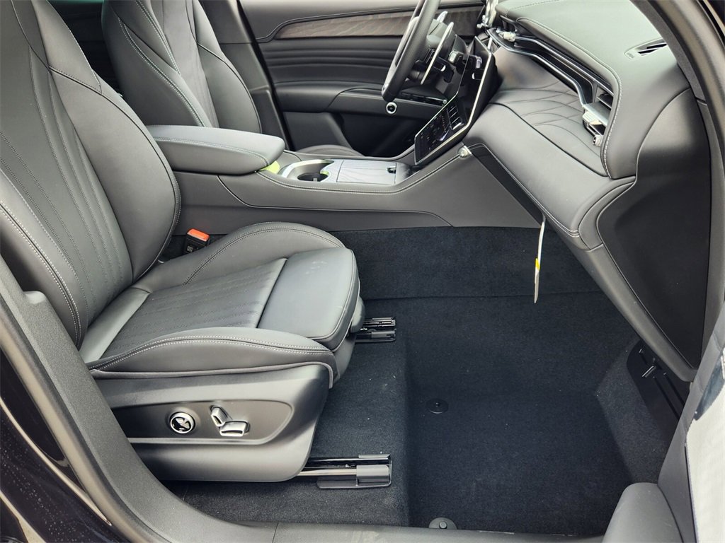 New 2025 Maserati Grecale GT image 10