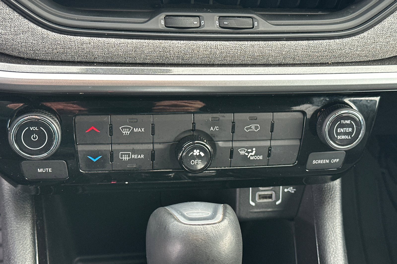 Used 2024 Jeep Compass Latitude image 30