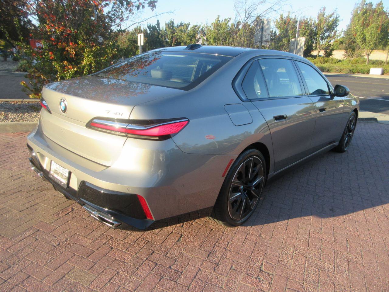 Used 2023 BMW 760i xDrive AWD/4WD image 4