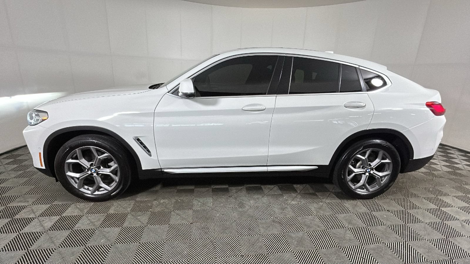Used 2024 BMW X4 xDrive30i AWD/4WD image 6