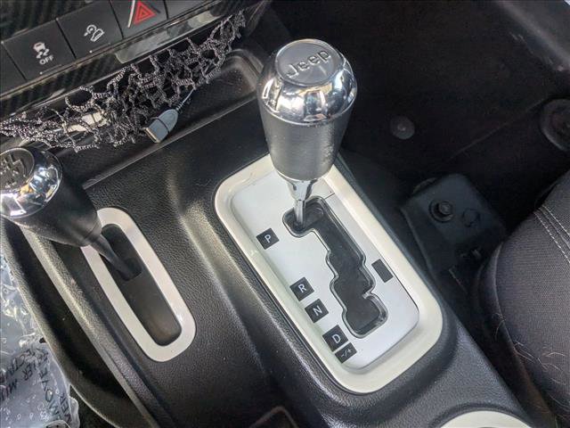 Used 2018 Jeep Wrangler Unlimited Sahara w/ Connectivity Group image 12