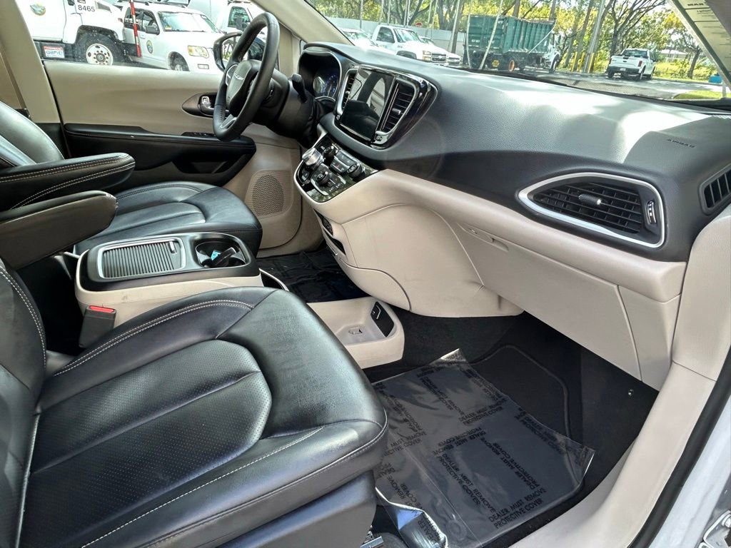 Certified 2024 Chrysler Pacifica Touring-L image 31
