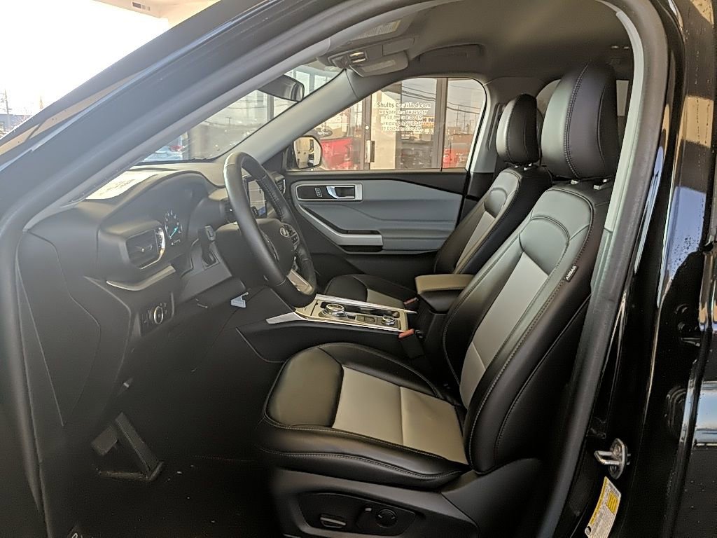 Used 2024 Ford Explorer XLT w/ Equipment Group 202A image 13